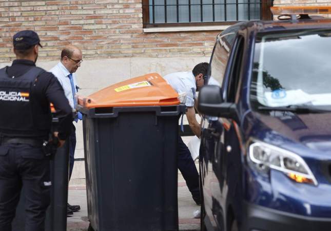 Membres dels serveis funeraris treballen al lloc en què la Policia Nacional investiga la troballa del cadàver d'un nadó d'uns tres mesos entre uns cubells d'escombraries del districte madrileny de Barajas / Rodrigo Jiménez, EFE