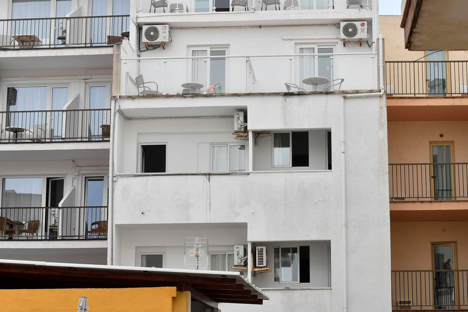 Troben el cadàver d'un turista al costat d'un hotel a Mallorca: ha caigut en asseure's a la barana del balcó