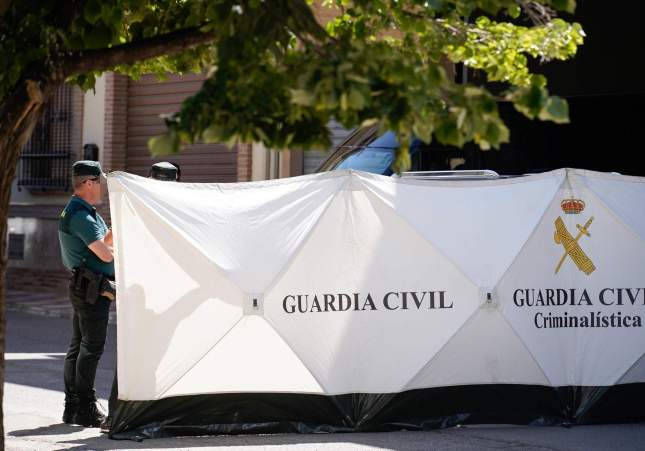 La Guardia Civil, con criminalística, y los servicios funerarios en la puerta del domicilio donde se produjo el asesinado de los menores y posterior suicidio del abuelo / Arsenio Zurita, Europa Press