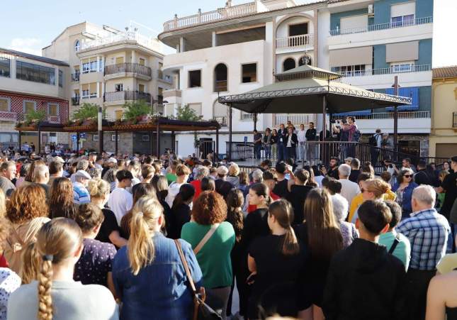 Minuto de silencio en memoria de los niños asesinados en Huétor Tájar (Granada) / Ayuntamiento de Huétor Tájar