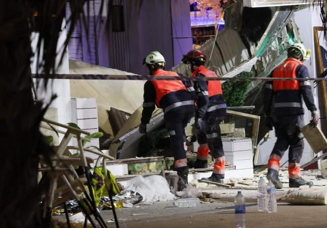 Cuatro personas han fallecido y al menos 27 han resultado heridas al desplomarse en la Playa de Palma / Cati Cladera, EFE