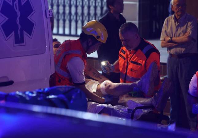 Varios servicios de emergencia evacúan a los heridos en la playa de Palma / Isaac Buj, Europa Press