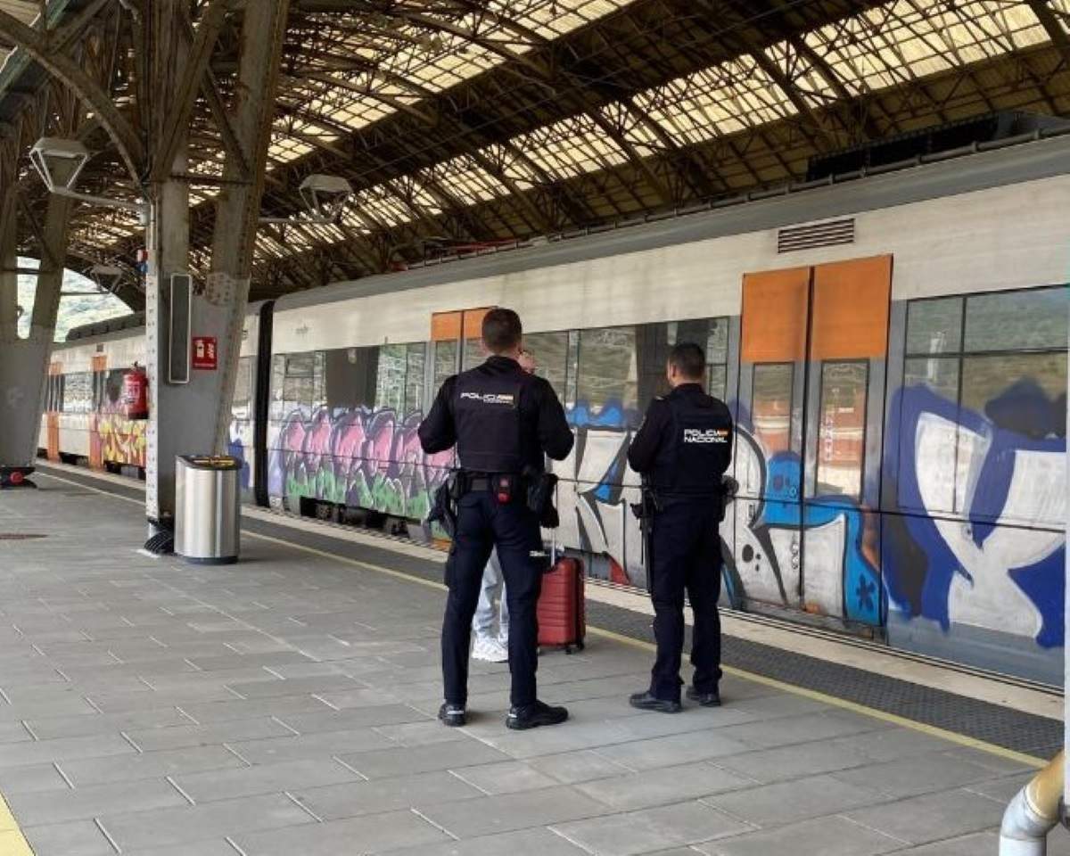 Agentes de la Policía Nacional detienen en la estación de Portbou al acusado de agresión sexual a menores que quería huir a Francia / CNP