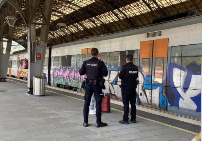 Agentes de la Policía Nacional detienen en la estación de Portbou al acusado de agresión sexual a menores que quería huir a Francia / CNP