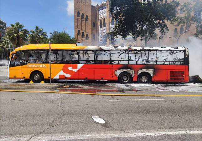 Així ha quedat l'autocar de Moventis que ha cremat a tocar de la Monumental, a Barcelona, aquest dimarts / Bombers de Barcelona