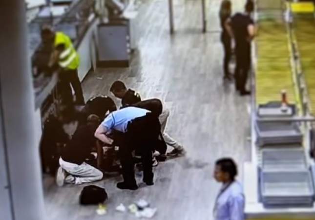 Dos agents de la Guàrdia Civil reanimen un passatger en parada cardiorespiratòria en la T2 de l'aeroport de Barcelona / Guàrdia Civil