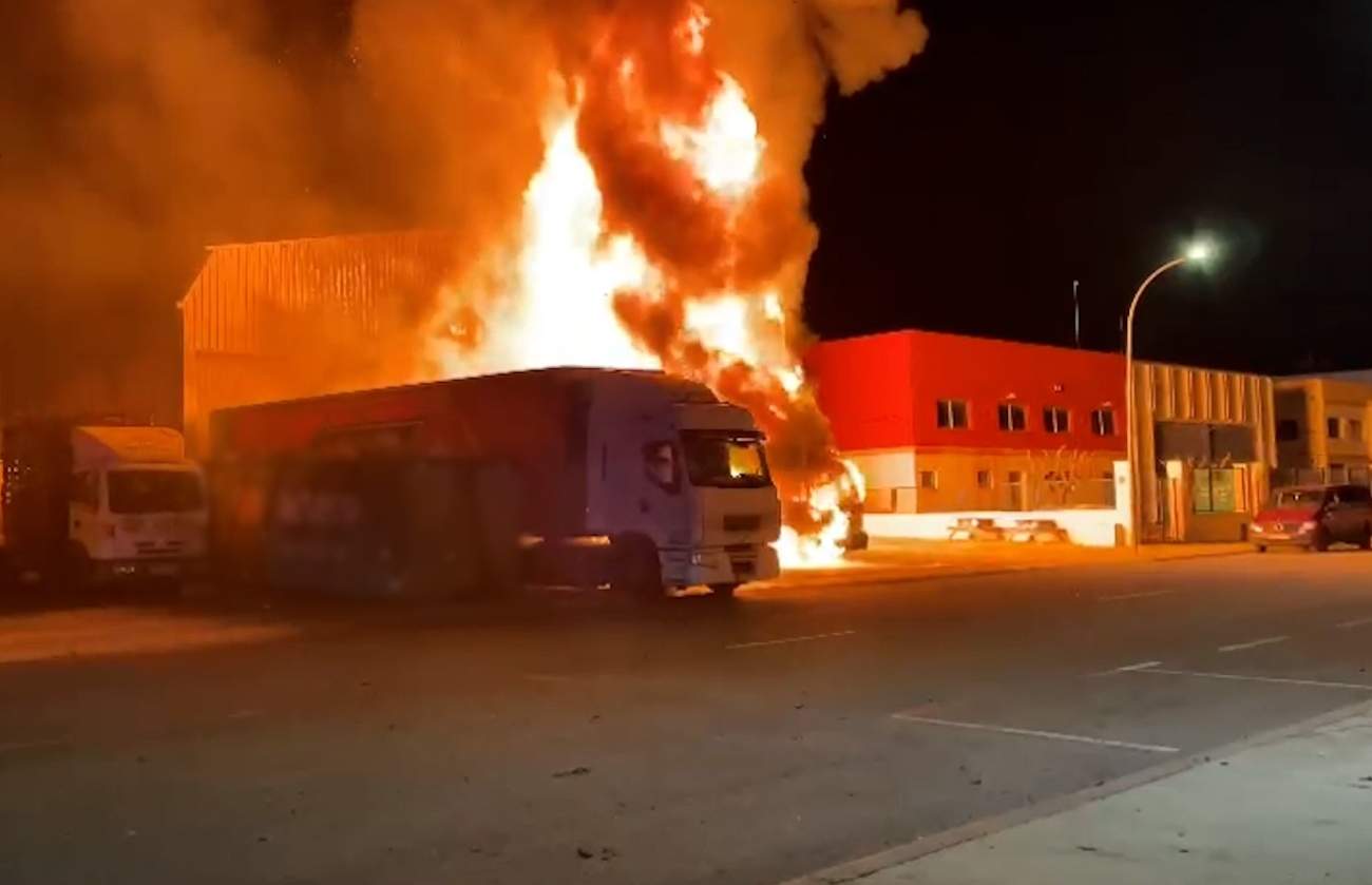 Camion ardiendo Guardia Civil