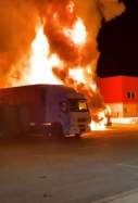 Camion ardiendo Guardia Civil