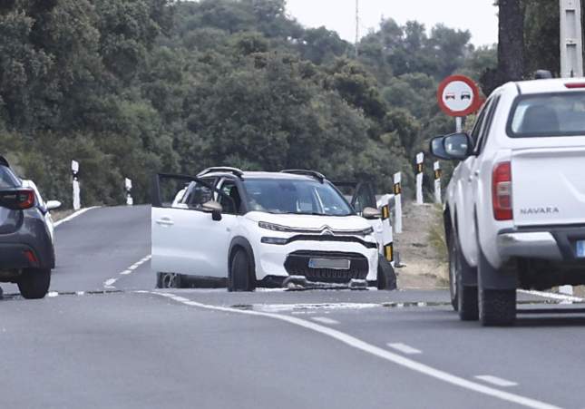 Un vehículo en la zona acordonada por las fuerzas de seguridad este martes, tras el asesinato a tiros este martes, en la carretera junto a un restaurante del distrito madrileño de Fuencarral-El Pardo, de Borja Villacís, hermano de la exvicealcaldesa de la capital y exdirigente de Ciudadanos, Begoña Villacís. EFE/Rodrigo Jiménez