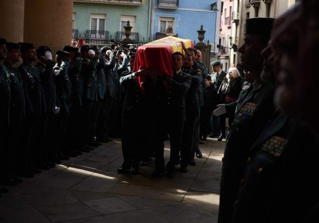 EuropaPress 5753101 varios guardias civiles llevan feretro catedral pamplona funeral guardias