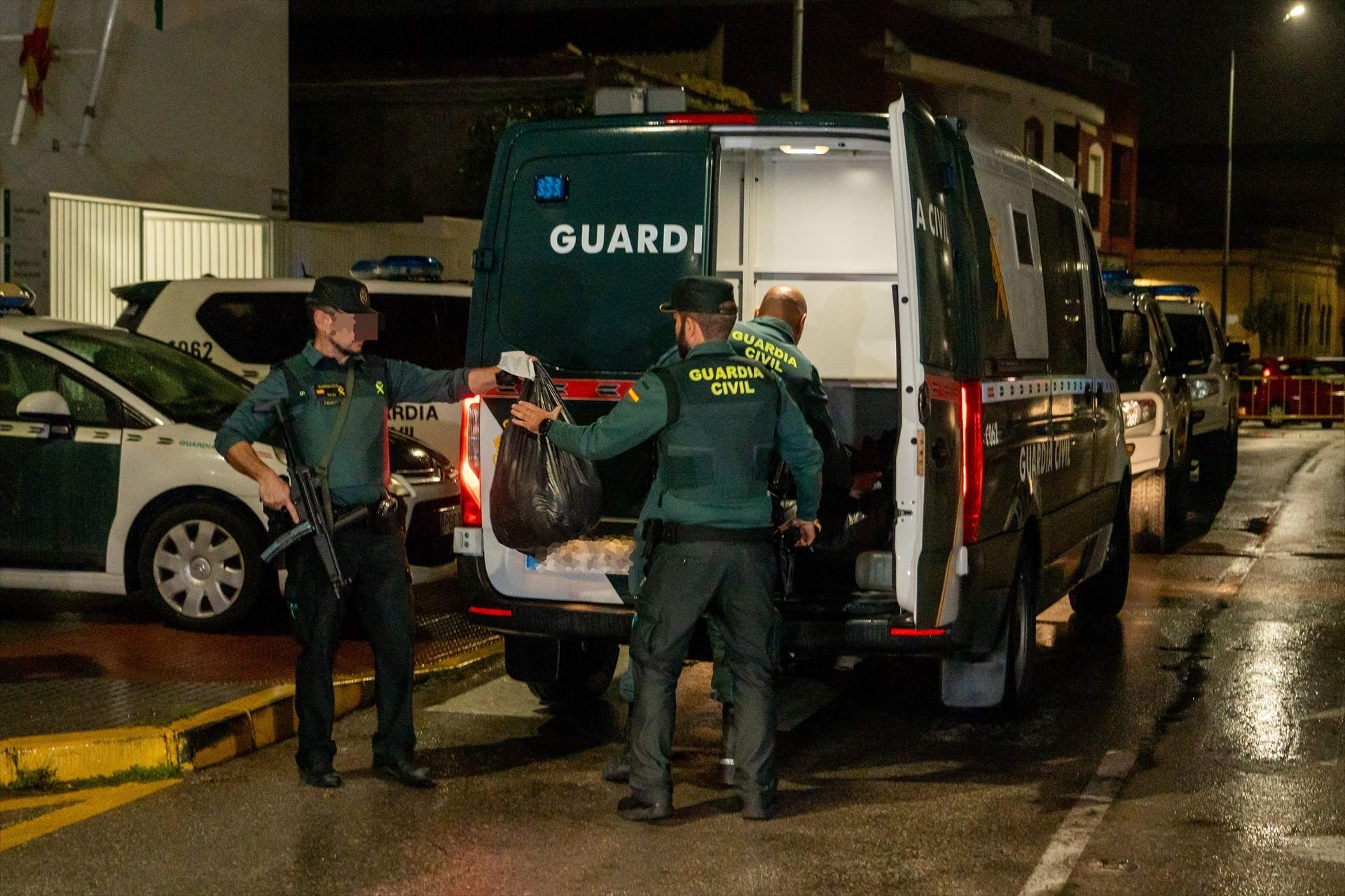 EuropaPress 5756001 guardia civil introducen furgones pertenencias detenidos 12 febrero 2024