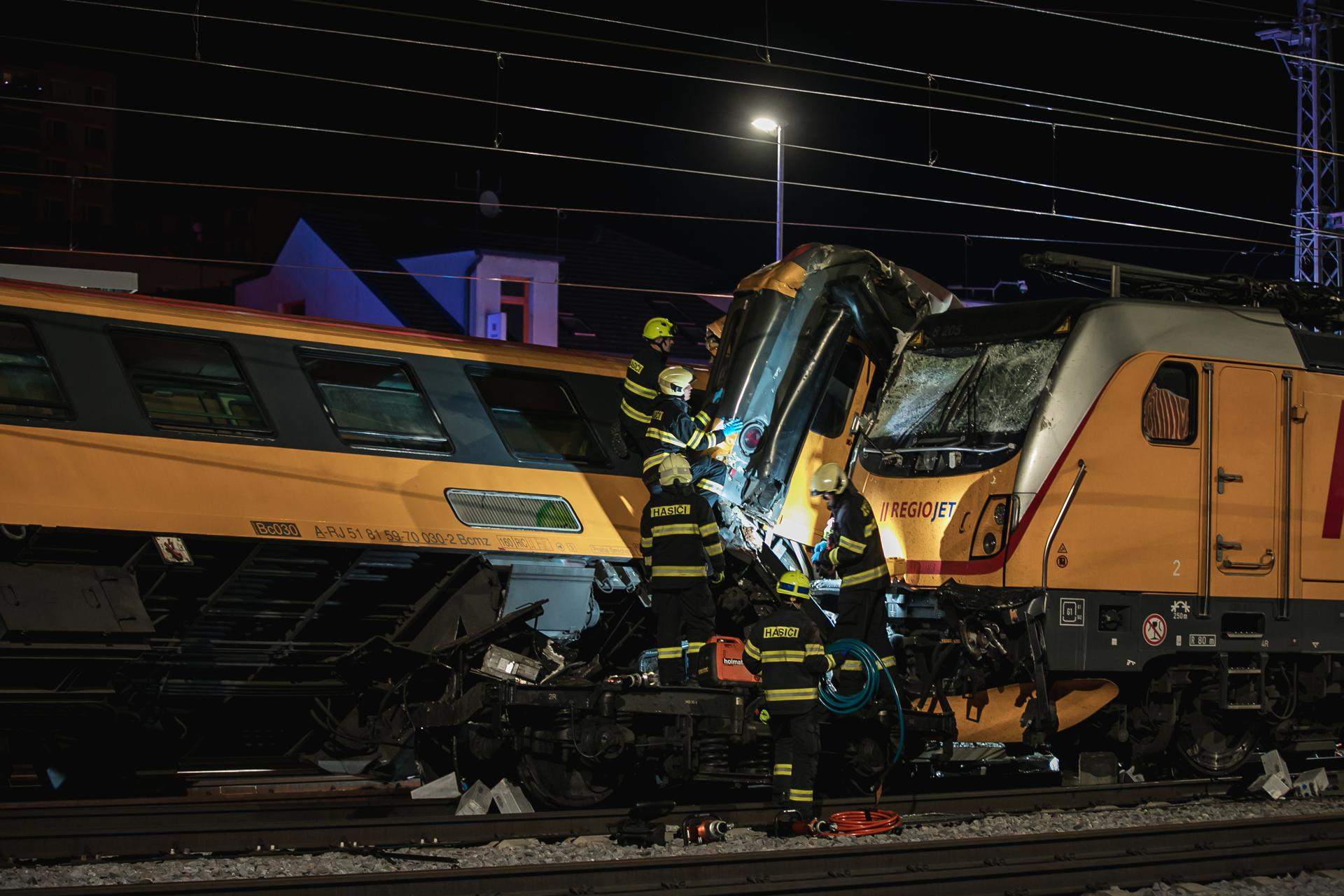 rescate tras el choque de trenes en Chequia / Jiri Sejkora, EPA, EFE