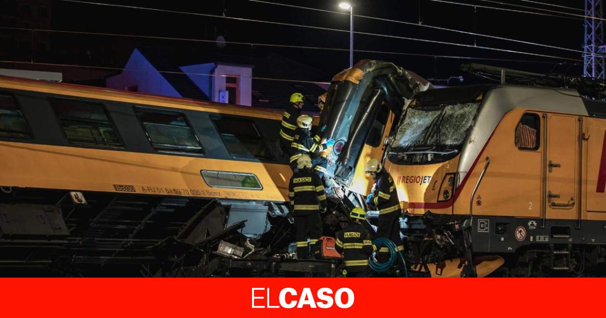 Cuatro Muertos Y Una Veintena De Heridos En Un Choque De Trenes De