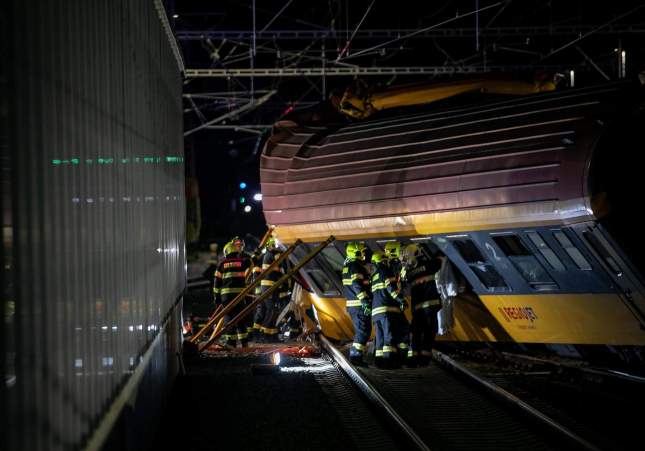 Los bomberos durante las labores de rescate en el accidente ferroviario en Pardubice, en la República Checa / Jiri Sejkora, EPA, EFE