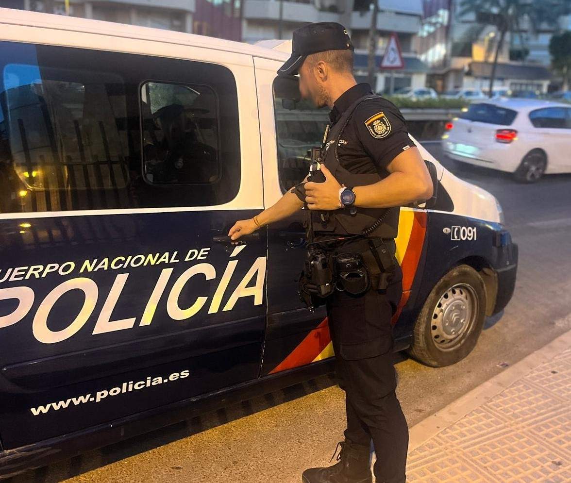 EuropaPress 6010231 agente policia nacional junto furgoneta policial