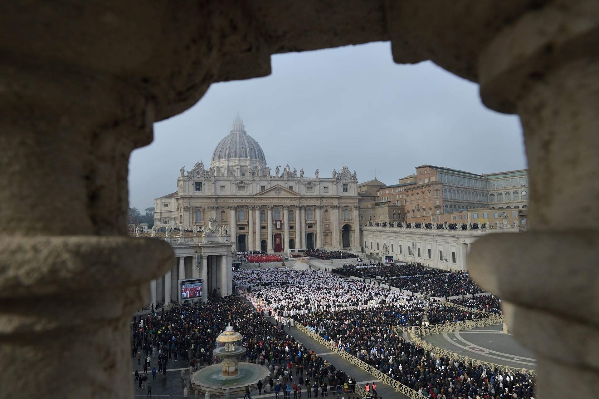 EuropaPress 4905591 vista general plaza san pedro numerosas personas asisten funeral pontifice
