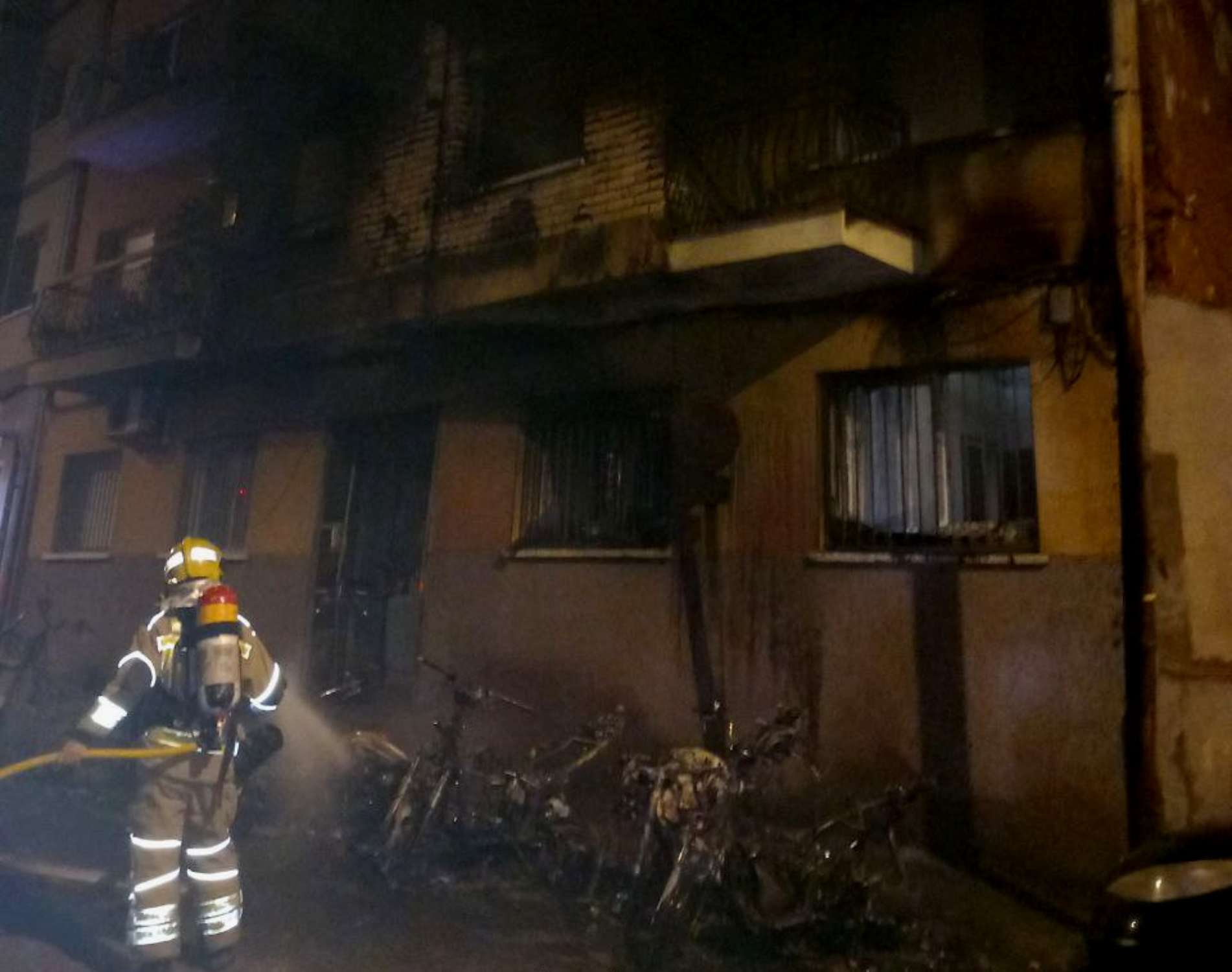 Sant Boi, en flames: sis incendis provocats en 22 minuts cremen diverses façanes i una vintena de vehicles