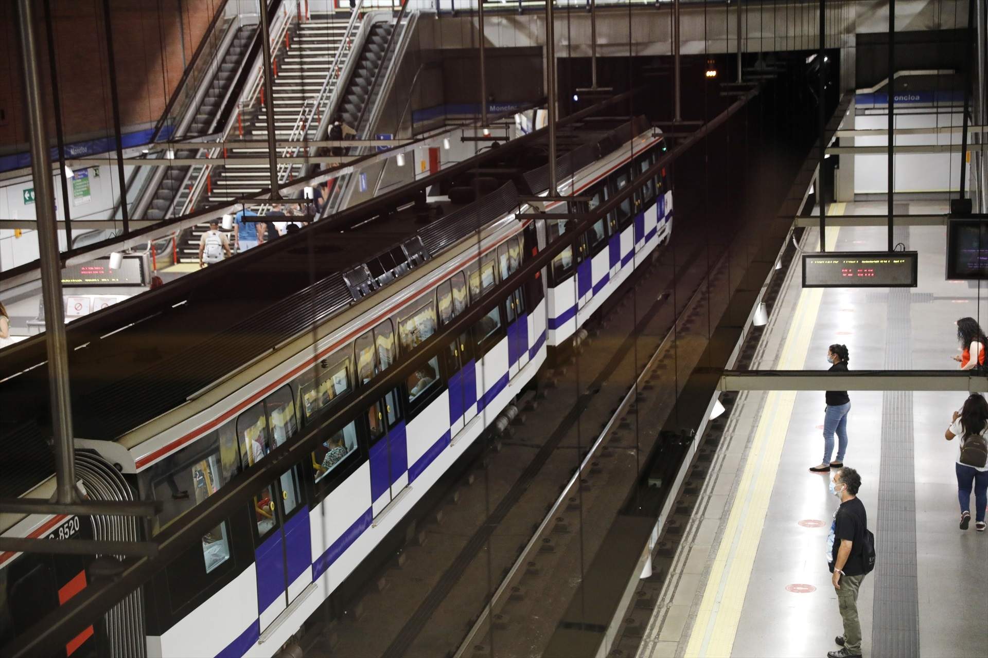 EuropaPress 3215486 pasajeros dirigen coger metro intercambiador moncloa madrid espana julio