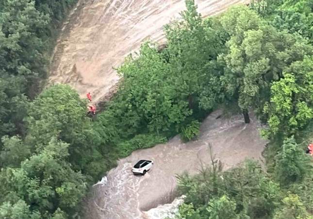 coche atrapado riera olvan bomberos