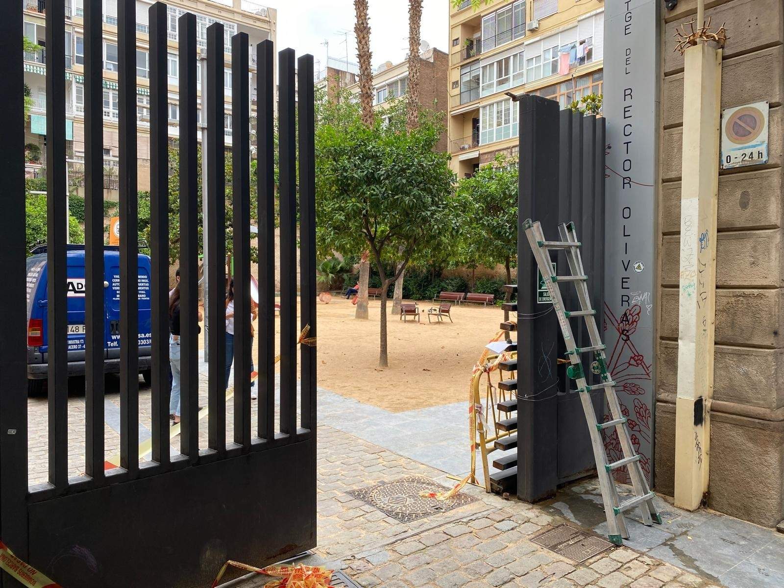 EuropaPress 6031662 tecnicos trabajan puerta descolgada jardins rector oliveres barcelona
