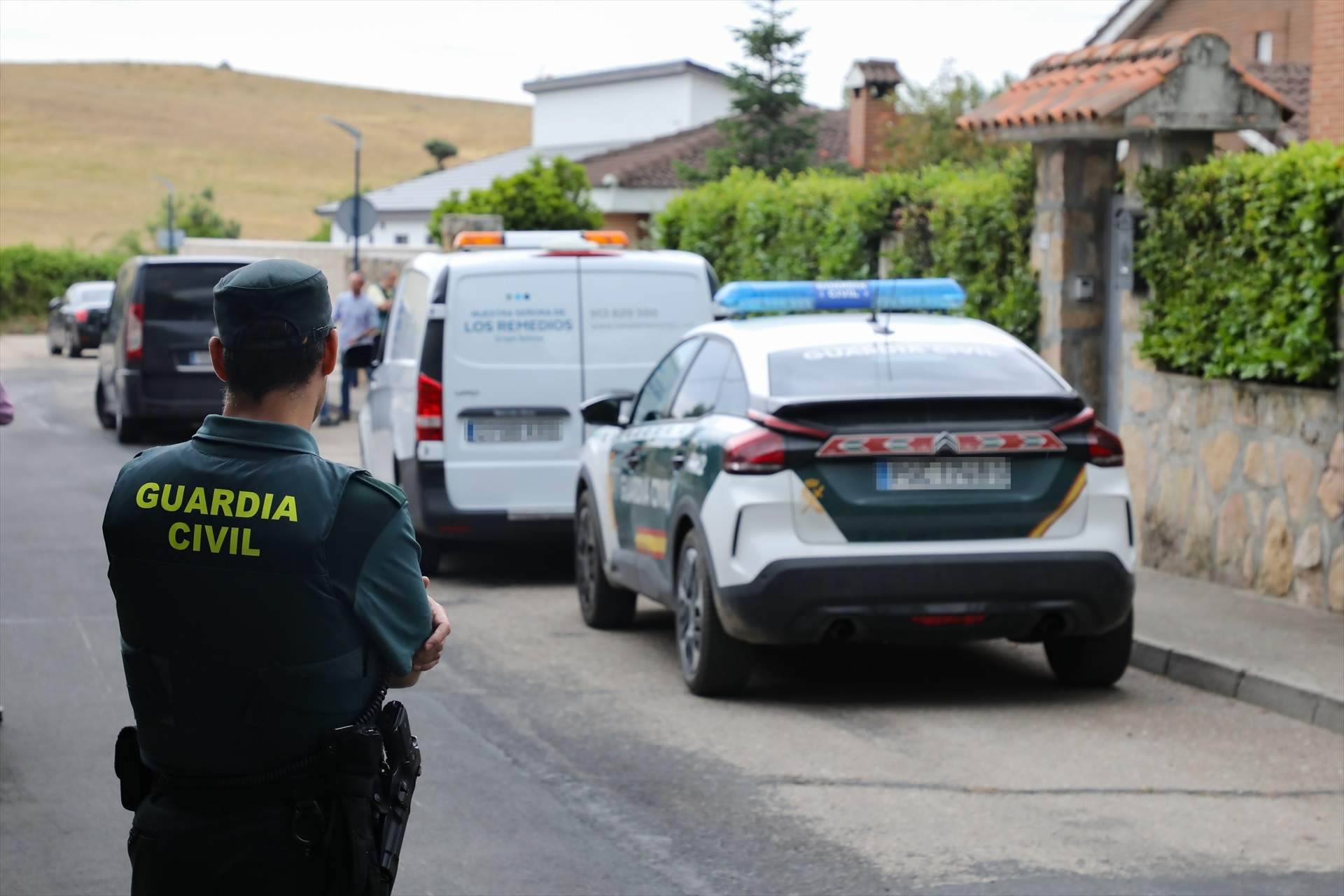 Agentes de la Guardia Civil en el lugar del crimen, en la calle Vicente Aleixandre de Soto del Real / Rafael Bastante, Europa Press
