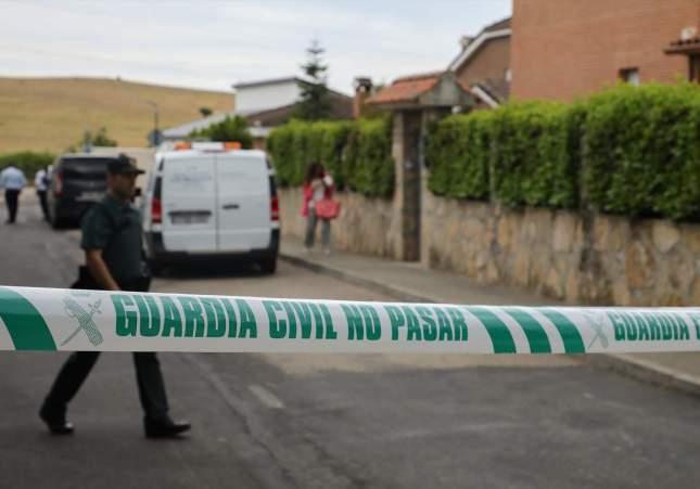 Calle acordonada por la Guardia Civil donde han sido hallados los dos caáveres en Soto del Real / Rafael Bastante, Europa Press