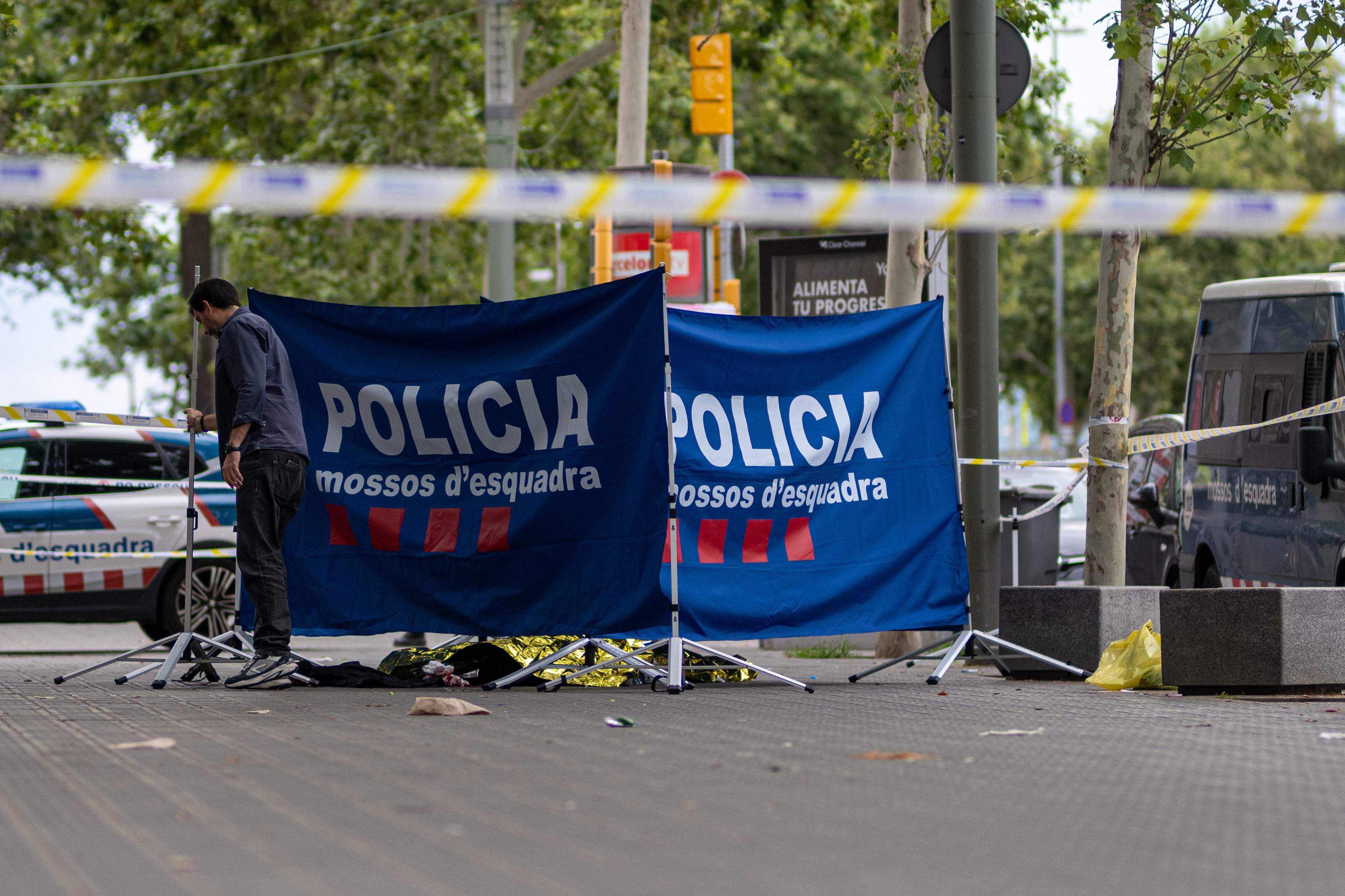EuropaPress 6049682 cadaver joven fallecido dentro carpa mossos desquadra paseo joan borbo 24
