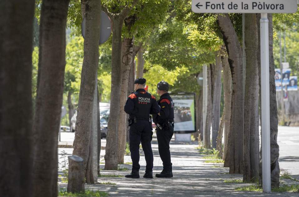 Refuerzos de los Mossos d'Esquadra en el barrio de la Font de la Pólvora de Girona / David Borrat