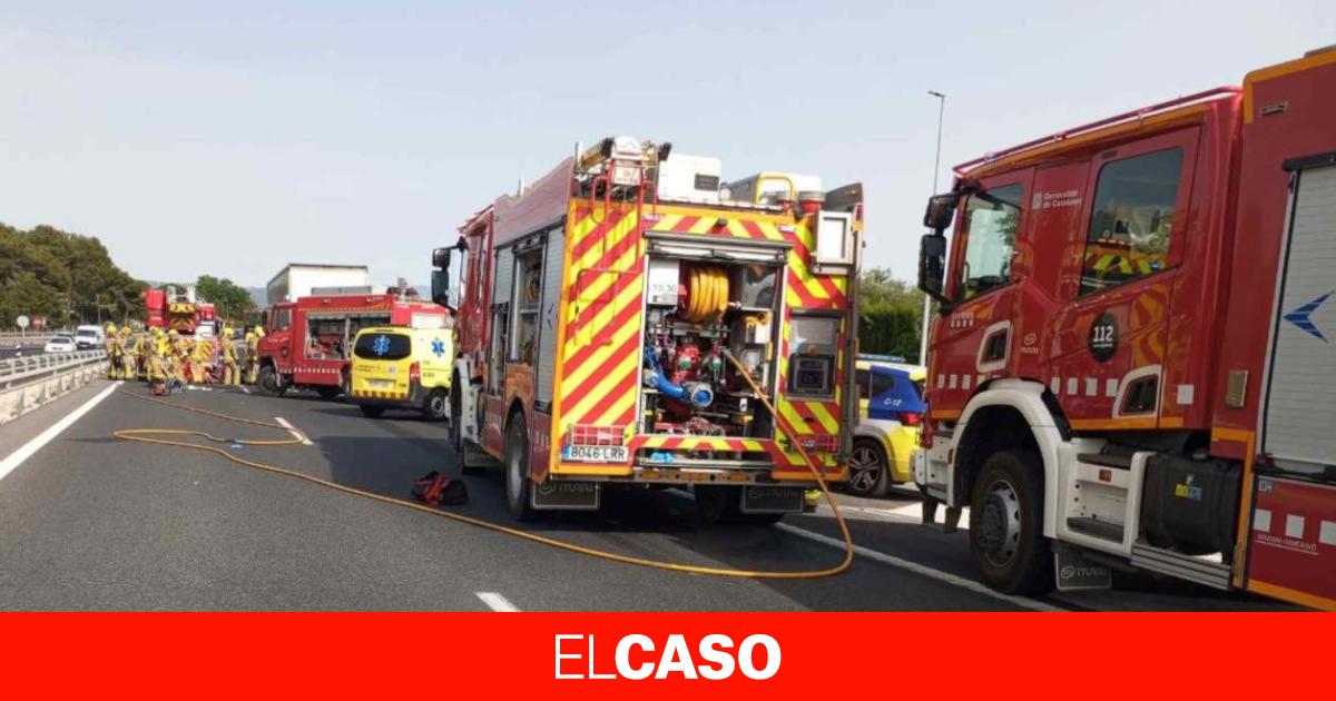 Muere el conductor de una grúa al chocar con un camión en la A-2, en ...