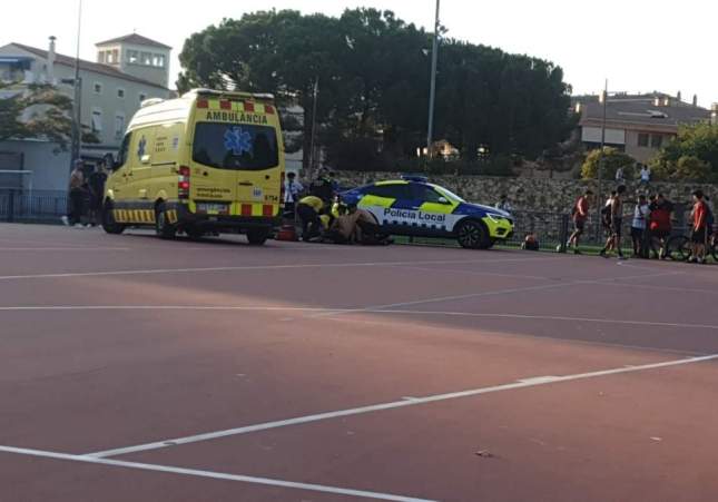 Servicios de emergencias después del ataque con arma blanca en un parque de Igualada Cedida 