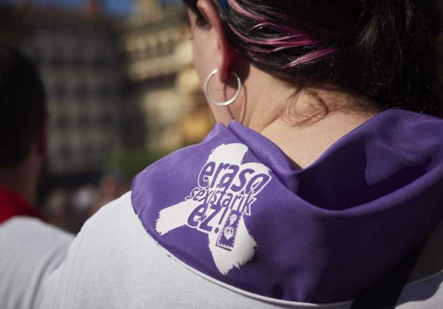 EuropaPress 4572572 mujer panuelo color morado cuello concentracion contra presunta agresion (1)