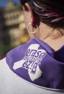 EuropaPress 4572572 mujer panuelo color morado cuello concentracion contra presunta agresion (1)