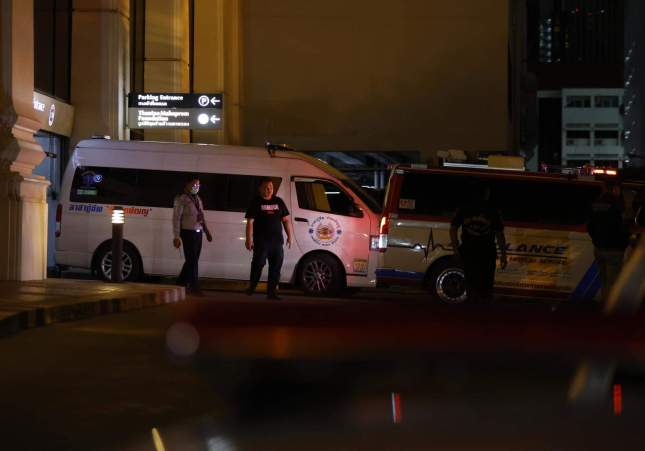 Ambulàncies esperant per traslladar els cossos dels sis morts aquest dimarts davant l'hotel Gran Hyatt Erawan de Bangkok, en Tailàndia / Narong Sangnak, EPA, EFE