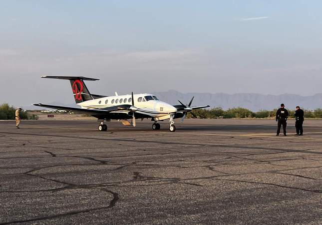 Fotografía donde se observa el avión privado donde fueron transportados Ismael "el Mayo" Zambada y Joaquín Guzmán López, en un aeropuerto privado este jueves, de Santa Teresa, Nuevo México (Estados Unidos) / César Contreras, EFE