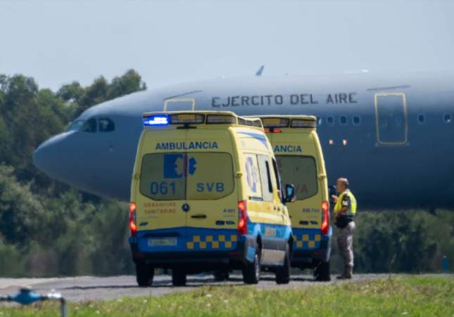 Llegada a Santiago de Compostela del avión del Ejército del Aire español fletado para repatriar a los supervivientes españoles del naufragio del pesquero ‘Argos Georgia’ / César Arxina, Europa Press