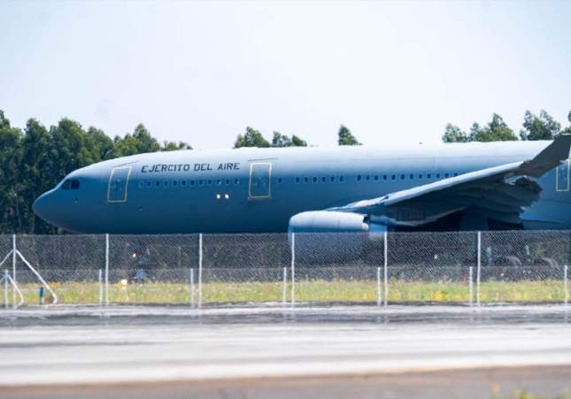 Arribada de l'avió en el qual viatjaven els supervivents, a l'Aeroport Internacional de Santiago-Rosalía de Castro / César Arxina, Europa Press