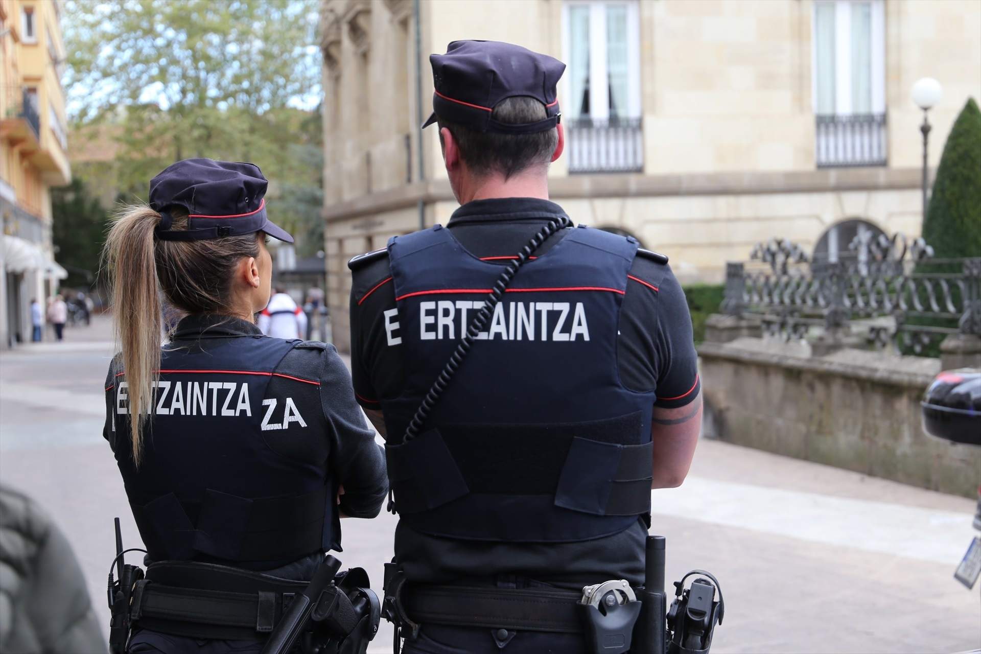 EuropaPress 6105199 dos agentes ertzaintza