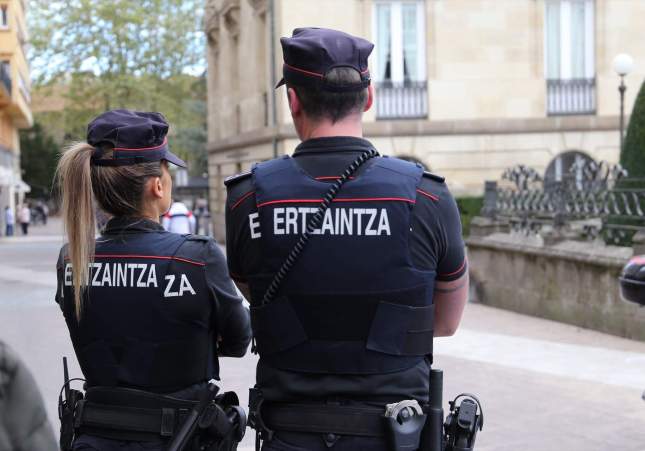 EuropaPress 6105199 dos agentes ertzaintza