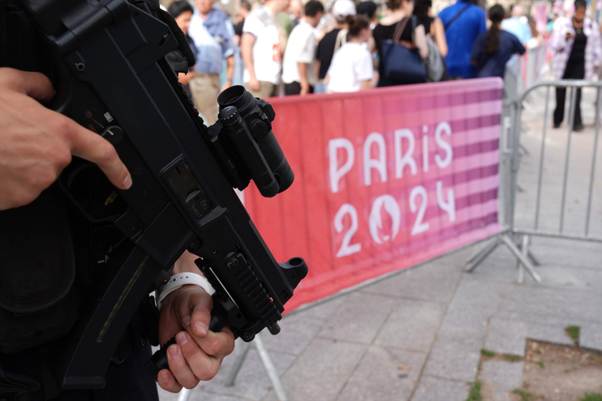 EuropaPress 6108121 25 july 2024 france paris police officer stands guard in street in paris