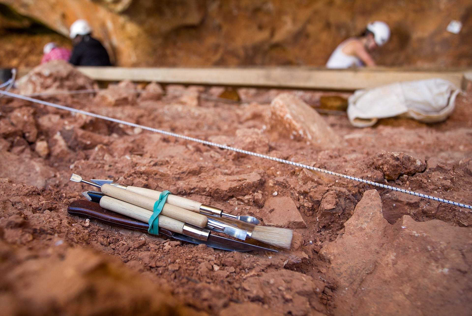 EuropaPress 6071378 herramientas arqueologo yacimiento galeria sierra atapuerca julio 2024