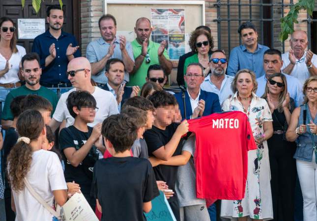 Amigos del niño asesinado muestran una camiseta con su nombre, durante el minuto de silencio por el asesinato de un menor, en la puerta del Ayuntamiento de Mocejón / Juan Moreno, Europa Press