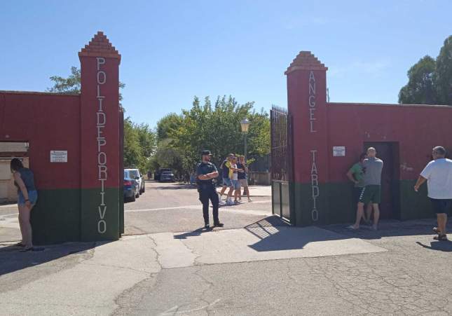 Entrada principal al polideportivo de Mocejón y agentes de la Guardia Civil tras el apuñalamiento / Europa Press