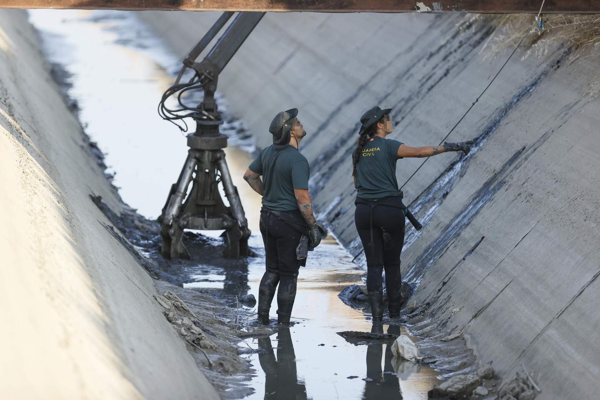 La Guardia Civil rastrea el canal de Mocejón y registra dos domicilios de esta localidad toledana en la que fue asesinado el niño de 11 años, Mateo, un crimen por el que ha sido detenido este lunes un joven de 20 años / Ismael Herrero, EFE