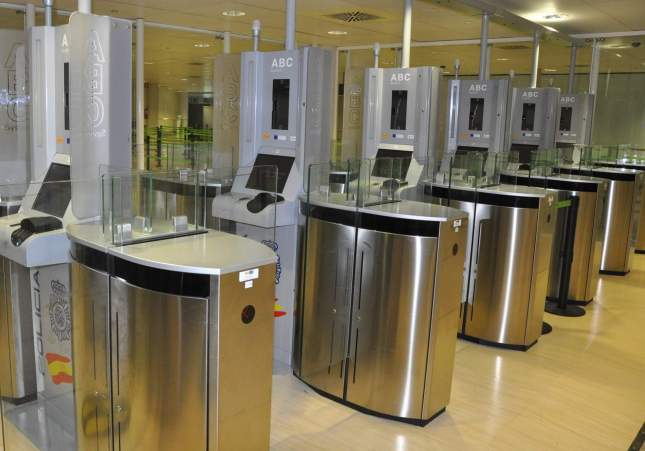 Control digital de pasaportes del aeropuerto de Girona-Costa Brava / CNP