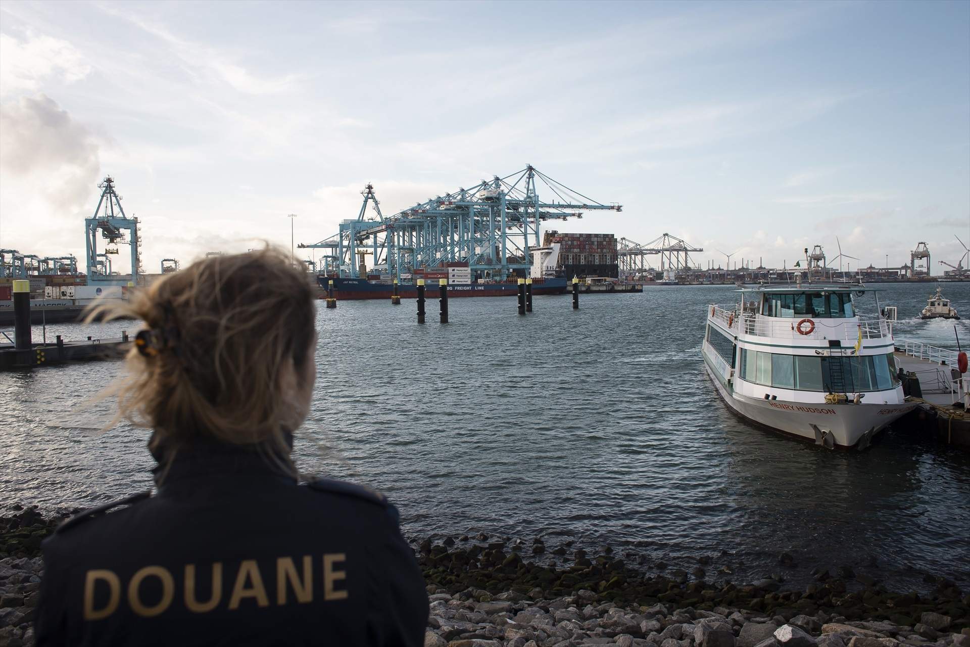 EuropaPress 4913419 09 january 2023 netherlands rotterdam customs officer stands in the harbour