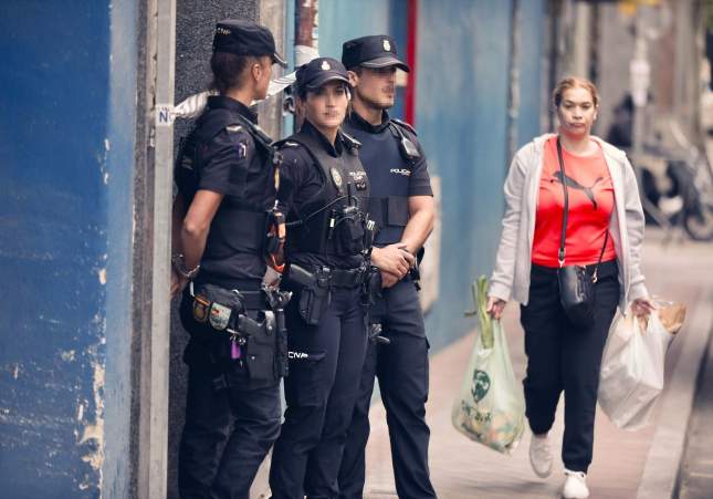 Varios agentes de Policía durante los trabajos de inspección de la Policía Nacional y Científica, en el domicilio donde Juana Canal residía con su pareja, en el distrito de Ciudad Lineal de Madrid, el 29 de septiembre