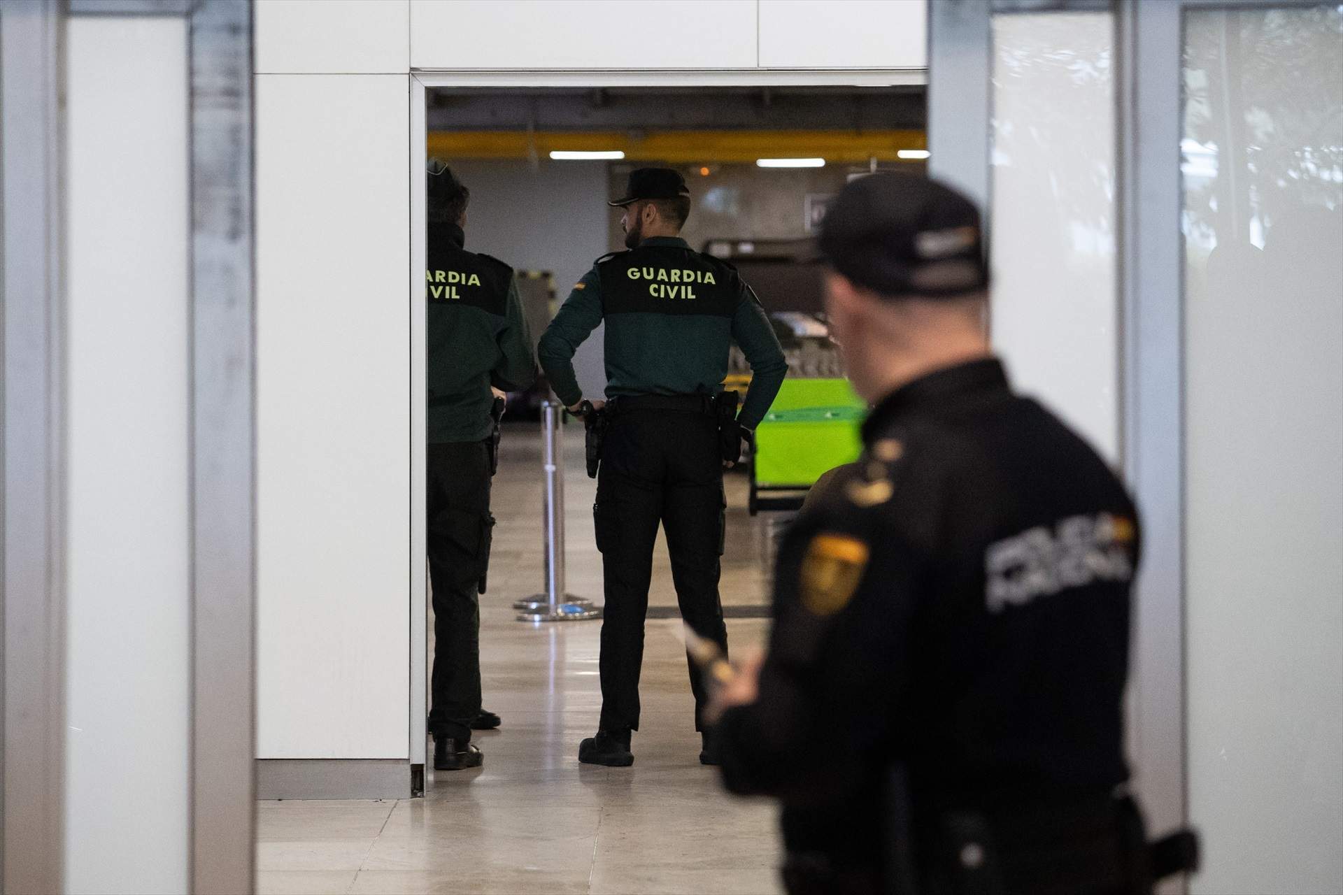 EuropaPress 5862483 dos agentes guardia civil puerta llegadas terminal t1 aeropuerto adolfo