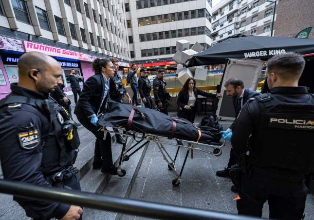 Personal de una funeraria transportan el cuerpo de la fallecida, en la Plaza de los Cubos, en Madrid / Diago Radamés, Europa Press