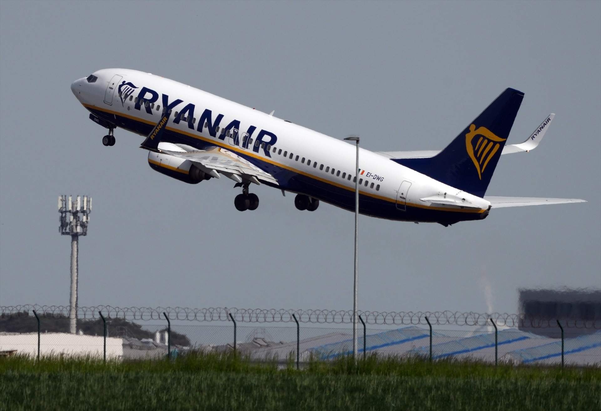 EuropaPress 5749251 filed 22 may 2023 schoenefeld boeing 737 of the airline ryanair takes off