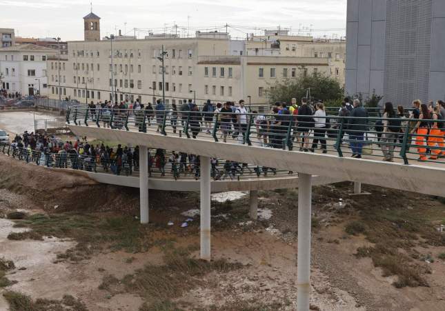 Miles de personas se desplazan desde Valencia a La Torre para ayudar a los afectados por las inundaciones causadas por la DANA, este viernes. EFE/Ana Escobar